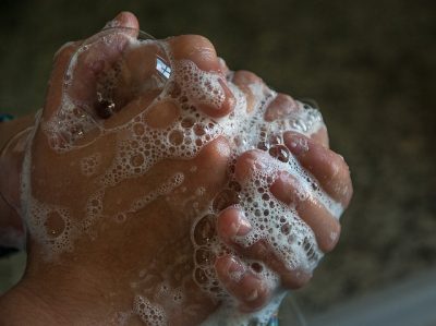 lavage mains eau savonneuse