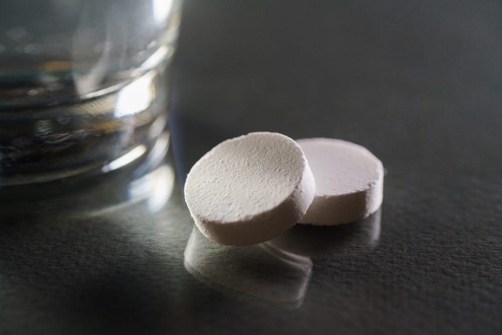 Парацетамол пьют с аспирином. Шипучие таблетки. Растворимые таблетки. Таблетки растворимые в воде. Таблетка растворяется в воде.