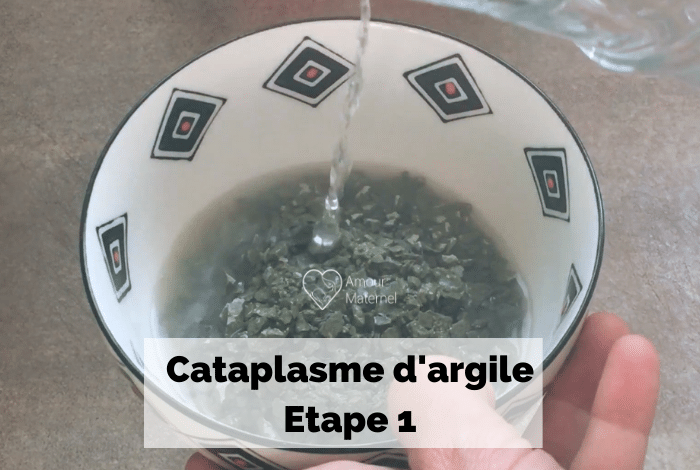 eau-versée-sur-bol-argile-verte-pour-cataplasme