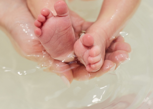 pieds de bébé bain doux